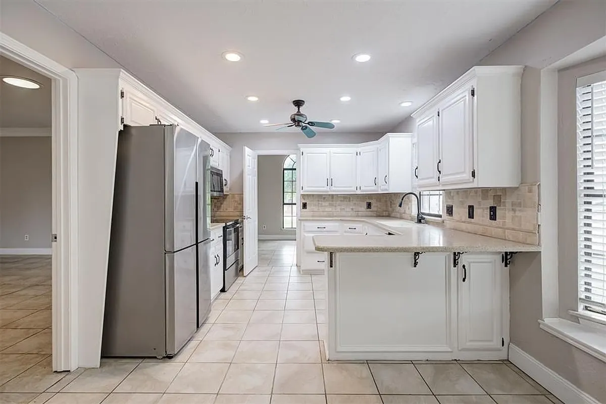 Listing photo: kitchen